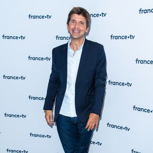 Thomas Sotto lors du photocall dans le cadre de la conférence de presse de France Télévisions au Pavillon Gabriel à Paris, France, le 24 août 2021. © Pierre Perusseau/Bestimage