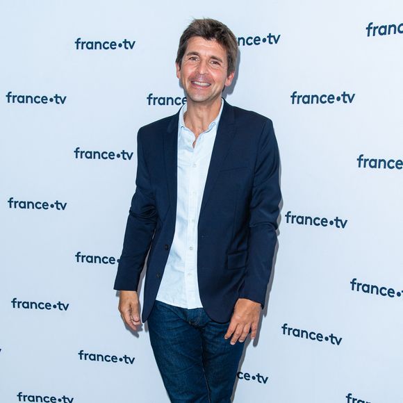 Thomas Sotto lors du photocall dans le cadre de la conférence de presse de France Télévisions au Pavillon Gabriel à Paris, France, le 24 août 2021. © Pierre Perusseau/Bestimage