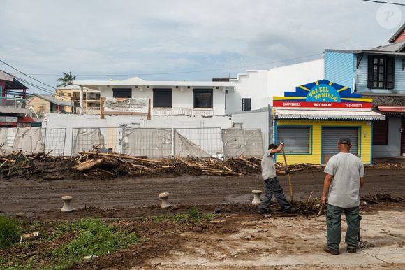 24 heures après le passage du septième cyclone de l'année, baptisé Garance, on peut constater les dégâts sur l'île, dans le centre-ville de la station balnéaire de Saint-Gilles-Les-Bains, île de la Réunion, le 1er mars 2025. Le cyclone est arrivé sur le flanc nord-est de l'île en passant au plus près, à 70 km de l'île de la Réunion, dans la nuit du 28 février 2025. Photo par Romain Philippon/ABACAPRESS.COM
