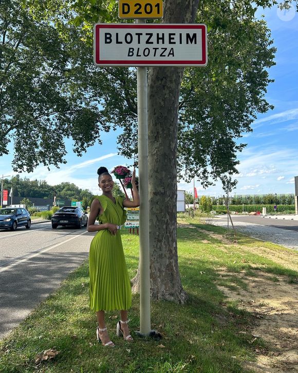 Elle a 20 ans et vient de Blotzheim, dans le Haut-Rhin.

Julie Decroix, Instagram