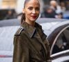 "Tous les matins je les mouille, parce que le problème, c'est quand on dort sur des cheveux frisés, ça fait des frisottis." 

Noémie Lenoir à la sortie du défilé Nina Ricci Collection Femme Prêt-à-Porter Printemps/Eté 2026 lors de la Fashion Week de Paris, le 3 octobre 2025. © Julien Sarkissian / Bestimage