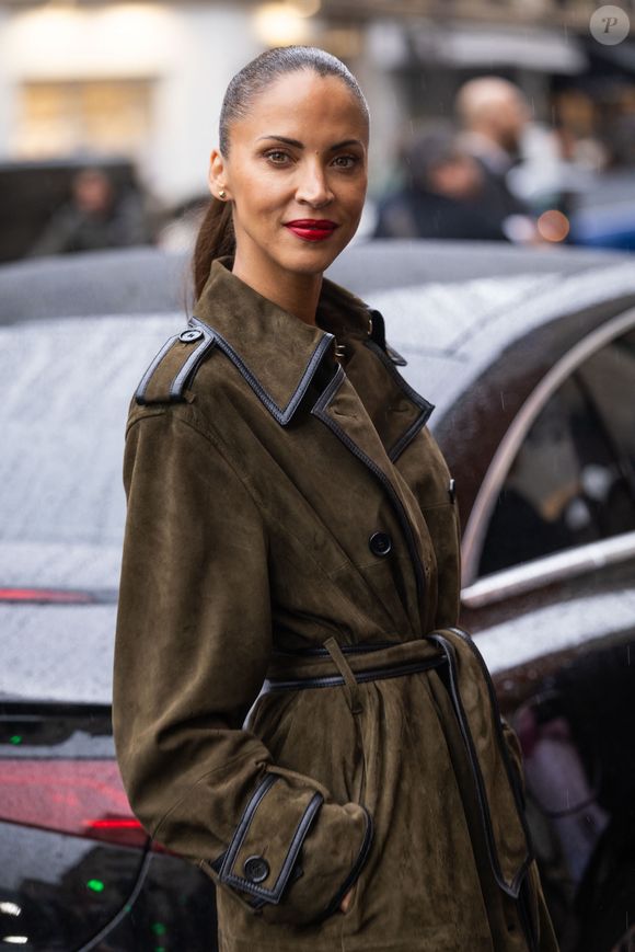 "Tous les matins je les mouille, parce que le problème, c'est quand on dort sur des cheveux frisés, ça fait des frisottis." 

Noémie Lenoir à la sortie du défilé Nina Ricci Collection Femme Prêt-à-Porter Printemps/Eté 2026 lors de la Fashion Week de Paris, le 3 octobre 2025. © Julien Sarkissian / Bestimage