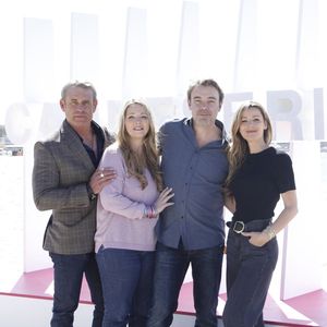 toujours autour des personnages qui évoluent sur nos écrans depuis plus de trente ans maintenant.
Tom Schacht, Helene Rolles, Laure Guibert et Patrick Puydebat (Les mystères de l'Amour) lors du photocall de 'CanneSeries ' Saison 6 au Palais des Festivals de Cannes