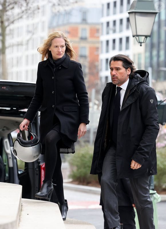 Mariée depuis 2023 et mère d'une fille, elle est la marraine de Giulia Sarkozy

Consuelo Remmert et Alexis Gurdjian - Obsèques de Päl Sarkozy de Nagy Bocsa, le père de Nicolas Sarkozy, en l'église Saint-Jean Baptiste à Neuilly sur Seine le 9 mars 2023.

© Dominique Jacovides / Bestimage