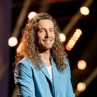 Biceps de sortie, chevelure très travaillée, paysage parfait : Julien Doré pose avec son fils de 4 ans, stylé comme papa