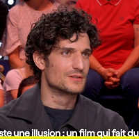 "Elle me maîtrise complètement" : Louis Garrel sans filtre sur sa relation avec sa fille Oumy, dont la mère est Valeria Bruni-Tedeschi