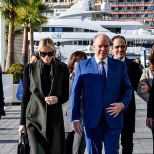 À l'issue de leur visite, le couple princier a passé du temps avec les enfants.

Le prince Albert II de Monaco, sa femme la princesse Charlene et Camille Gottlieb ont remis les traditionnels colis de Noël aux aînés monégasques, le 12 décembre 2024. 

Photo : Bruno Bebert/Pool Monaco/Bestimage