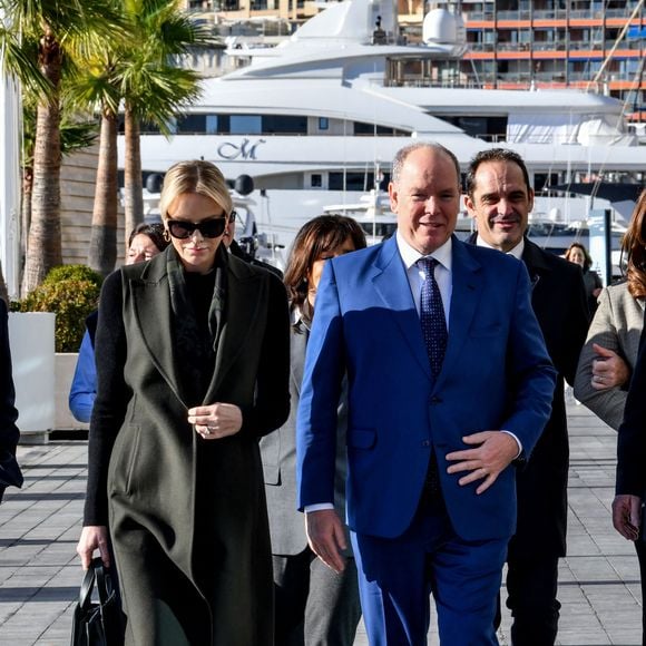 À l'issue de leur visite, le couple princier a passé du temps avec les enfants.

Le prince Albert II de Monaco, sa femme la princesse Charlene et Camille Gottlieb ont remis les traditionnels colis de Noël aux aînés monégasques, le 12 décembre 2024. 

Photo : Bruno Bebert/Pool Monaco/Bestimage