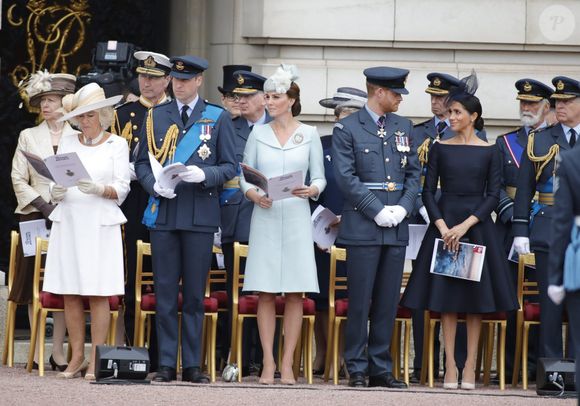 La princesse Anne, Camilla Parker Bowles, duchesse de Cornouailles, le prince William, duc de Cambridge, Kate Catherine Middleton, duchesse de Cambridge, le prince Harry, duc de Sussex, Meghan Markle, duchesse de Sussex (habillée en Dior Haute Couture par Maria Grazia Chiuri) - La famille royale d'Angleterre lors de la parade aérienne de la RAF pour le centième anniversaire au palais de Buckingham à Londres. Le 10 juillet 2018 EXPRESS SYNDICATION / BESTIMAGE