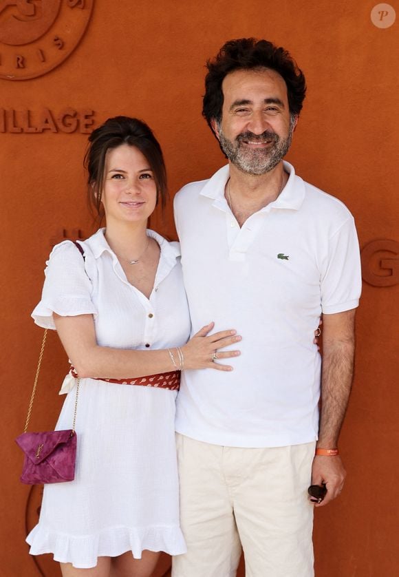 Mathieu Madénian et sa femme Olivia au village lors des Internationaux de France de Tennis de Roland Garros 2026. Paris, le 26 mai 2026.
© Jacovides / Moreau / Bestimage