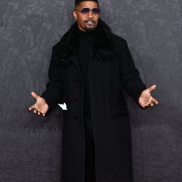 Jamie Foxx a expliqué avoir été touché par une hémorragie cérébrale, qui a entraîné un accident vasculaire cérébral. 
Jamie Foxx arrivant à la première européenne de Creed III à Londres, le 15 février 2023.