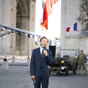 Exclusif - Stéphane Bern - Emission "Le concert pour la paix" sur les Champs-Elysées à Paris, retransmis en direct sur France 2, le 8 mai 2025. © Christophe Clovis - Pierre Perusseau / Bestimage