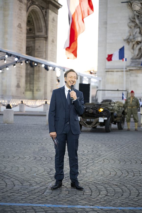 Exclusif - Stéphane Bern - Emission "Le concert pour la paix" sur les Champs-Elysées à Paris, retransmis en direct sur France 2, le 8 mai 2025. © Christophe Clovis - Pierre Perusseau / Bestimage