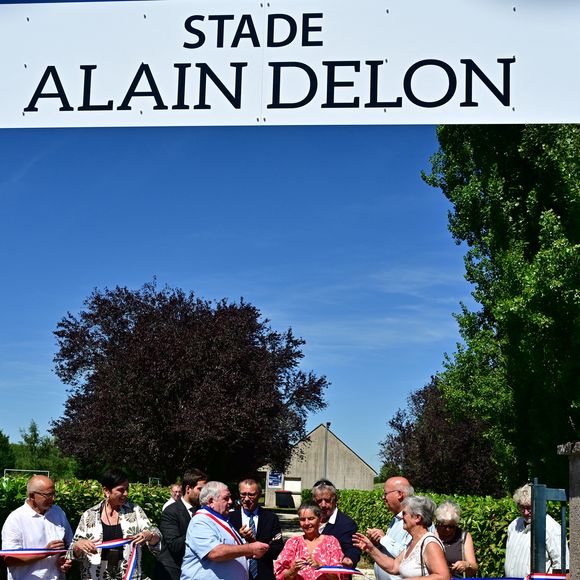 Le stade municipal a été rebaptisé "Stade Alain Delon", en présence d’élus locaux et de journalistes plus nombreux que les admirateurs. 

Une cérémonie en hommage à Alain Delon a été organisée un an jour pour jour après la mort de l'acteur, à Douchy-Montcorbon (Loiret), France, le 18 août 2025, commune où la star a vécu durant plusieurs décennies, une plaque a été dévoilée à l'intérieur du stade en honneur de l'acteur, qui avait équipé en 1983 les équipes de football de jeunes de Douchy de maillots à son nom et une projection d'un film documentaire de 45 mn "Delon-Douchy", écrit autour de la relation entre l'acteur et la commune, est aussi programmée en début de soirée dans la salle des fêtes communale. © Christian Liewig/Bestimage