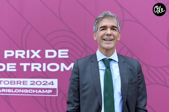 "Quand je me suis fait congédier de Canal en 1999, avec l'arrivée de Jean-Marie Messier - il y a eu un grand plan social -, ça n'a pas été drôle. J'allais être papa en plus, donc ça a été un peu dur. Mais ça fait partie du jeu. Quand on tombe, il faut se relever." 

Xavier de Moulins au prix Qatar Arc de Triomphe à l'Hippodrome de Longchamp le 6 octobre 2024  
© Rachid Bellak / Bestimage