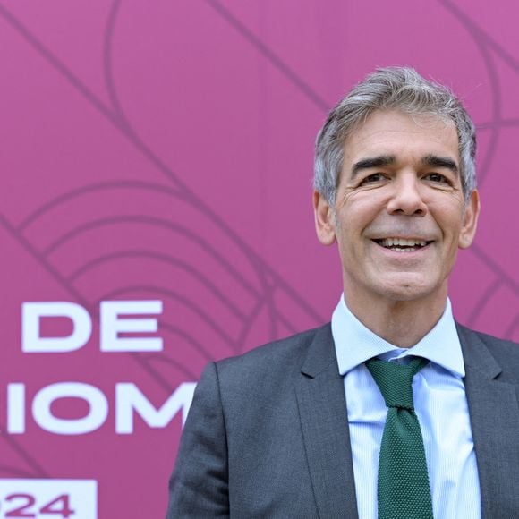 "Quand je me suis fait congédier de Canal en 1999, avec l'arrivée de Jean-Marie Messier - il y a eu un grand plan social -, ça n'a pas été drôle. J'allais être papa en plus, donc ça a été un peu dur. Mais ça fait partie du jeu. Quand on tombe, il faut se relever." 

Xavier de Moulins au prix Qatar Arc de Triomphe à l'Hippodrome de Longchamp le 6 octobre 2024  
© Rachid Bellak / Bestimage