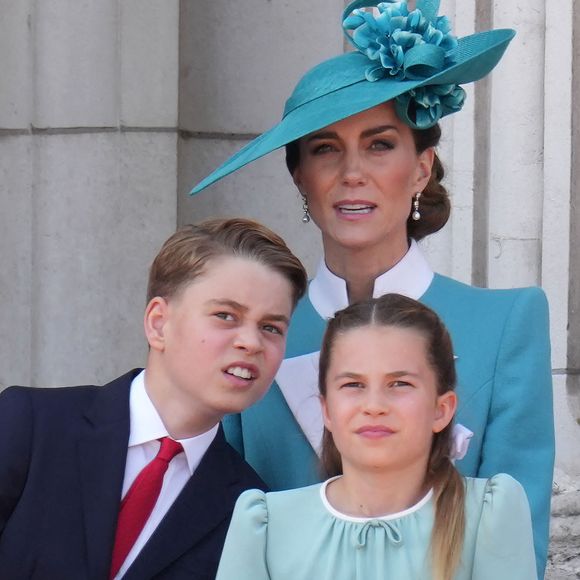 Catherine (Kate) Middleton, princesse de Galles, Le prince George de Galles, La princesse Charlotte de Galles, - Les membres de la famille royale britannique au balcon de Buckingham Palace lors de la cérémonie Trooping the Colour à Londres, le 14 juin 2025. Affecté par le crash du Boeing 787 Dreamliner à Ahmedabad du 12 juin, le souverain et les officiels porteront un brassard noir en hommage aux plus de 270 victimes. Bon nombre d'elles étaient des ressortissants britanniques.
© James Whatling / Bestimage