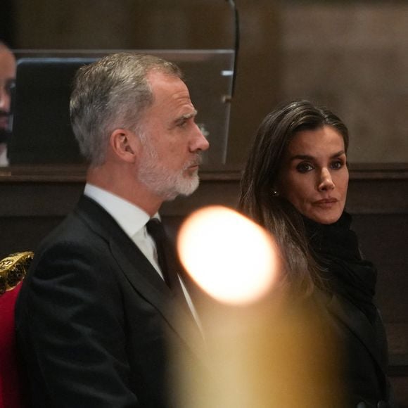 Le roi Felipe VI et la reine Letizia d'Espagne assistent à la messe funéraire pour ceux qui sont morts dans les inondations causées par la DANA, à la cathédrale de Valence, le 9 décembre 2024, à Valence.