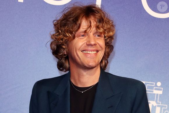 Alex Lutz - Photocall du film en compétition "Ca c'est Paris" lors de la 26ème Edition du Festival de la Fiction de La Rochelle. Le 13 septembre 2024 © Patrick Bernard / Bestimage