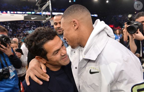 Jamel Debbouze et Kylian Mbappé au match de NBA Game Paris 2020 entre les Bucks de Milwaukee et les Charlotte Hornet à l'AccorHotels Arena à Paris le 24 janvier 2020.
© Veeren / Bestimage