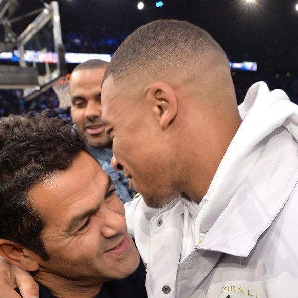 Jamel Debbouze et Kylian Mbappé au match de NBA Game Paris 2020 entre les Bucks de Milwaukee et les Charlotte Hornet à l'AccorHotels Arena à Paris le 24 janvier 2020.
© Veeren / Bestimage