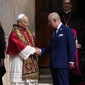 Le roi Charles III d'Angleterre et Camilla Parker Bowles, reine consort d'Angleterre, quittent le pape Léon XIV après avoir assisté au service œcuménique dans la chapelle Sixtine au Vatican, le 23 octobre 2025. Photo par PA Photo/ Bestimage