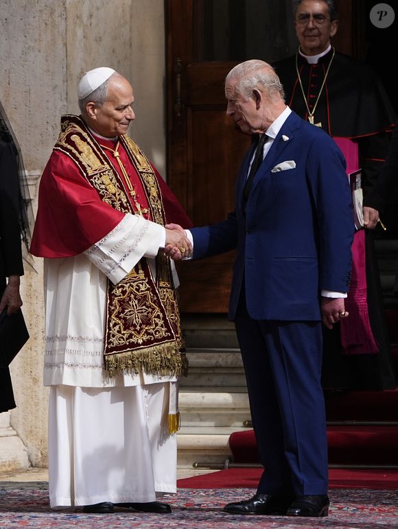 Le roi Charles III d'Angleterre et Camilla Parker Bowles, reine consort d'Angleterre, quittent le pape Léon XIV après avoir assisté au service œcuménique dans la chapelle Sixtine au Vatican, le 23 octobre 2025. Photo par PA Photo/ Bestimage
