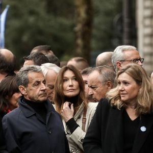 La présidente de l'Assemblée nationale, Yael Braun-Pivet, l'ancien président, Nicolas Sarkozy, Carla Bruni défilent derrière une banderole "Pour la République, contre l'antisémitisme" lors d'une marche contre l'antisémitisme à Paris, le 12 novembre 2023.

© Stéphane Lemouton / Bestimage