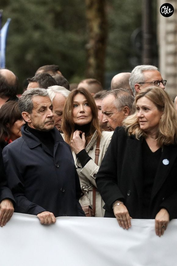 La présidente de l'Assemblée nationale, Yael Braun-Pivet, l'ancien président, Nicolas Sarkozy, Carla Bruni défilent derrière une banderole "Pour la République, contre l'antisémitisme" lors d'une marche contre l'antisémitisme à Paris, le 12 novembre 2023.

© Stéphane Lemouton / Bestimage
