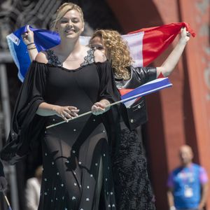 11 mai 2025, Bâle, SUISSE : Louane Emera de France arrive au 69ème Concours Eurovision de la Chanson qui s'est tenu au Rathaus le 11 mai 2025 à Bâle, Suisse. (Crédit image : © Baden Roth/ZUMA Press Wire)