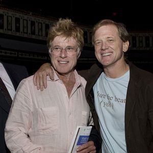 Mais le père de famille a malheureusement dû faire face à la mort de son fils James en 2020 qui s'illustrait lui aussi dans l'industrie du 7ème art en tant que réalisateur et scénariste.

Robert Redford et son fils James Redford lors du gala de bienfaisance "Share The Beat" organisé par James Redford, 13 septembre 2008 - Atlanta, Géorgie, États-Unis. © Crédit photo : Mark Hirsch/ZUMAPRESS.com)