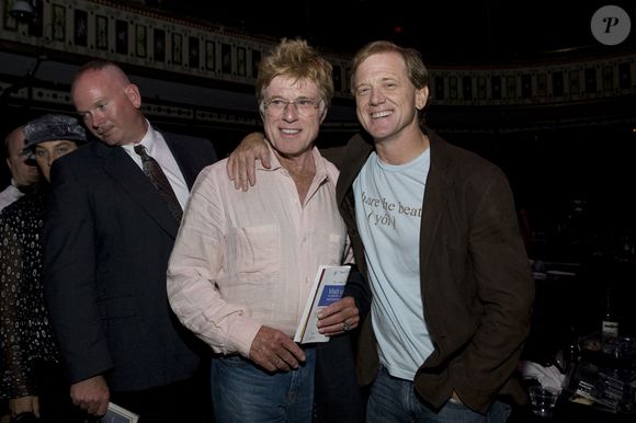 Mais le père de famille a malheureusement dû faire face à la mort de son fils James en 2020 qui s'illustrait lui aussi dans l'industrie du 7ème art en tant que réalisateur et scénariste.

Robert Redford et son fils James Redford lors du gala de bienfaisance "Share The Beat" organisé par James Redford, 13 septembre 2008 - Atlanta, Géorgie, États-Unis. © Crédit photo : Mark Hirsch/ZUMAPRESS.com)
