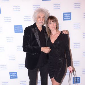 Louis Bertignac et sa femme Laetitia Brichet lors du photocall et du cocktail de la soirée des "Stéthos d'or 2023" à l'hôtel Four Seasons George V à Paris, France, le 27 mars 2023. 

 © Bellak-Guirec/Bestimage