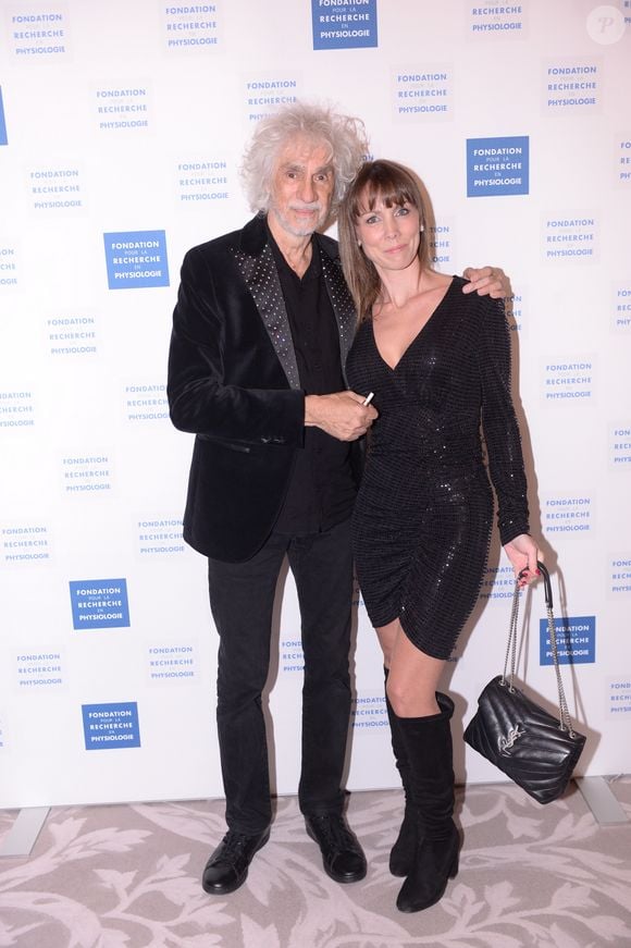 Louis Bertignac et sa femme Laetitia Brichet lors du photocall et du cocktail de la soirée des "Stéthos d'or 2023" à l'hôtel Four Seasons George V à Paris, France, le 27 mars 2023. 

 © Bellak-Guirec/Bestimage
