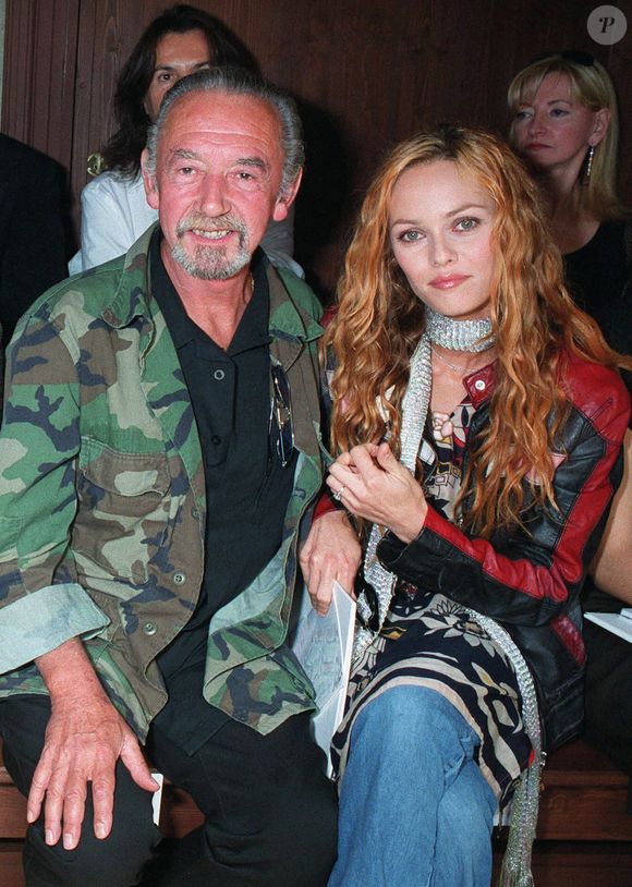 Depuis la mort de son père, cette maison a été vendue à une société de promoteurs

Vanessa Paradis et son père André au défilé Chanel 2003/2004. RINDOFF-BORDE / BESTIMAGE
