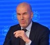 "À la maison, c’est salade, poisson. Pas d’excès", expliquait-il en évoquant les habitudes qu'il partage avec son épouse Véronique.

L'ancien international français de football Zinédine Zidane s'exprime lors d'une conférence de presse visant à le présenter comme le nouveau sélectionneur de l'équipe de France, au siège de la Fédération française de football (FFF) à Paris, le 28 juillet 2026. 

© Christian Liewig/Bestimage