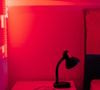 Une lumière douce sert de point de repère visuel et aide à faire la transition vers le sommeil.

Photo : Ben Iwara