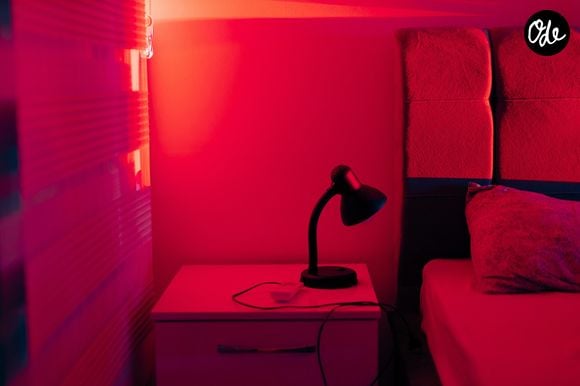 Une lumière douce sert de point de repère visuel et aide à faire la transition vers le sommeil.

Photo : Ben Iwara