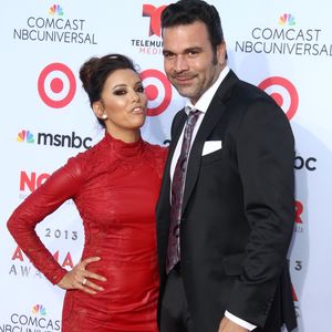 Eva Longoria, Ricardo Chavira arrivent à la soirée "2013 NCLR ALMA Awards" a l'Auditorium de Pasadena en Californie, le 27 septembre 2013