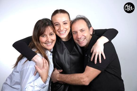 Alliant études supérieures et rigueur de la danse, la jeune femme est parvenue à décrocher deux diplômes majeurs.

Exclusif - Portrait de Philippe Candeloro avec sa femme Olivia et leur fille Maya lors de l'enregistrement de l'émission "Chez Jordan de Luxe" à Paris. Le 6 novembre 2024.

© Cédric Perrin / Bestimage