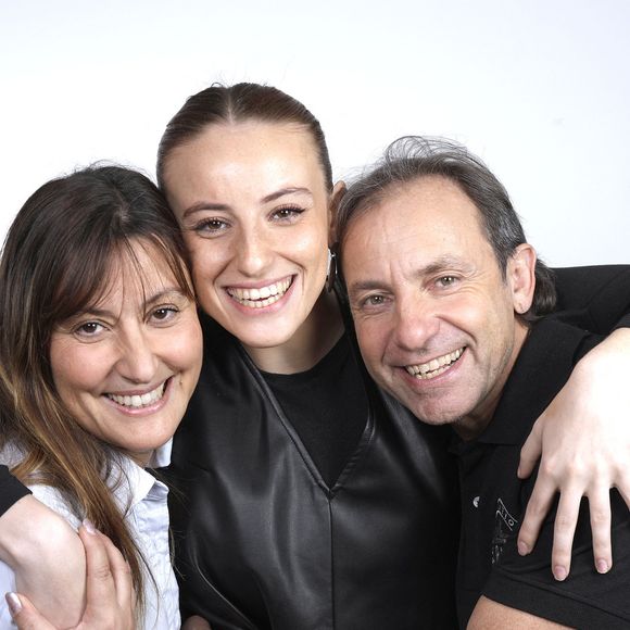 Alliant études supérieures et rigueur de la danse, la jeune femme est parvenue à décrocher deux diplômes majeurs.

Exclusif - Portrait de Philippe Candeloro avec sa femme Olivia et leur fille Maya lors de l'enregistrement de l'émission "Chez Jordan de Luxe" à Paris. Le 6 novembre 2024.

© Cédric Perrin / Bestimage