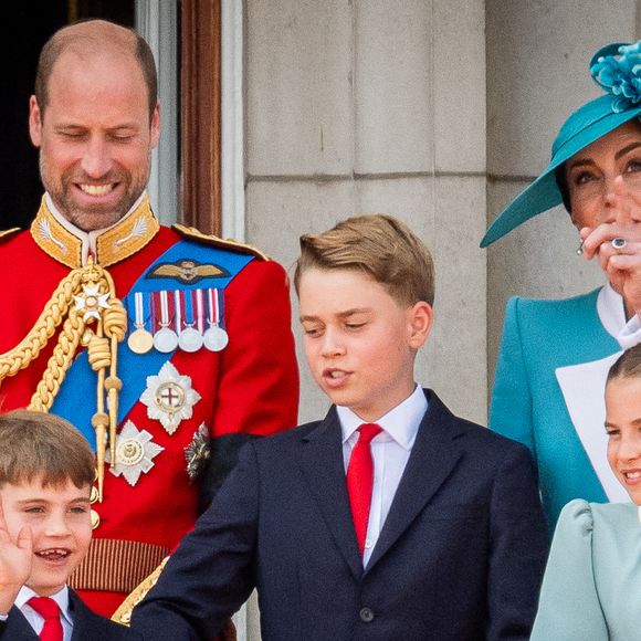(de gauche à droite) Le prince Louis, le prince de Galles, le prince George, la princesse de Galles et la princesse Charlotte sur le balcon du palais de Buckingham, à Londres, pour assister au défilé aérien qui suit la cérémonie de la montée des couleurs dans le centre de Londres, à l'occasion de l'anniversaire officiel du roi Charles III.  Le 14 juin 2025. Photo by Aaron Chown/PA Wire/ABACAPRESS.COM