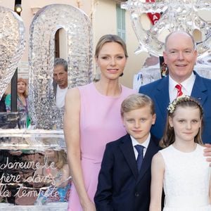 Le Prince Albert II et la Princesse Charlène de Monaco, S.A.S. le Prince Jacques et S.A.S. la Princesse Gabriella traversent la foule pour saluer les Monégasques venus fêter leur Prince sur la place du Palais, à Monaco, le 19 juillet 2025, dans le cadre des célébrations du 20e anniversaire du règne du Prince Albert II de Monaco. © Olivier Huitel/Pool Monaco/Bestimage