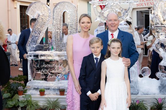 Le Prince Albert II et la Princesse Charlène de Monaco, S.A.S. le Prince Jacques et S.A.S. la Princesse Gabriella traversent la foule pour saluer les Monégasques venus fêter leur Prince sur la place du Palais, à Monaco, le 19 juillet 2025, dans le cadre des célébrations du 20e anniversaire du règne du Prince Albert II de Monaco. © Olivier Huitel/Pool Monaco/Bestimage