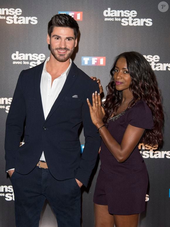 Hapsatou Sy et son danseur Jordan Mouillerac lors du photocall de présentation du jury et des nouveaux couples de "Danse avec les Stars" au siège de TF1 à Boulogne-Billancourt, le 28 septembre 2017. © Pierre Pérusseau/Bestimage
