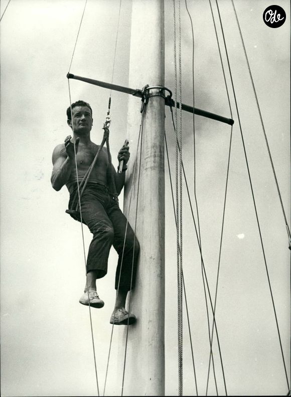 De nouveaux problèmes pour Tabarly.. : Douze heures après avoir rejoint la course transatlantique en solitaire après des réparations sur son mât et son flotteur, le lieutenant Eric Tabarly a fait escale ce matin à Newlyn, en Cornouailles Jun. 06, 1968 - (Crédit photo :Keystone Press Agency/ZUMA Press Wire)
