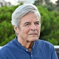 Le comédien Jean Sorel pris en charge après avoir perdu l'équilibre à l’aéroport de Nice : "Il est tombé sur le crâne"