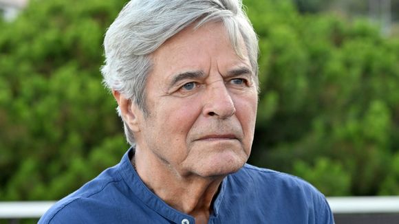 Le comédien Jean Sorel pris en charge après avoir perdu l'équilibre à l’aéroport de Nice : "Il est tombé sur le crâne"