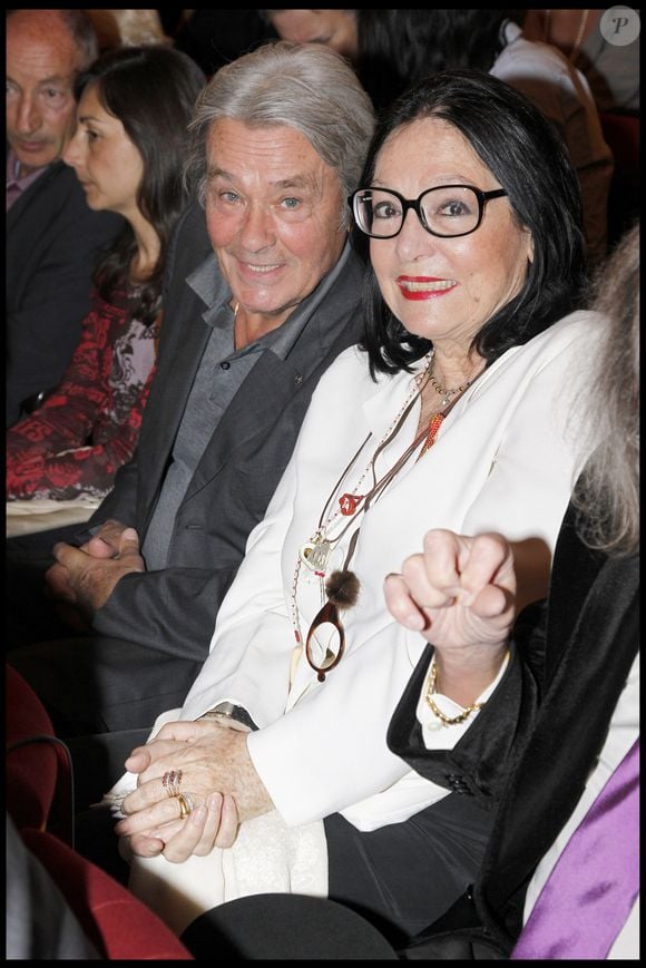 "Je viens d'une famille très pauvre, et mon père était un joueur de cartes pathologique", a souligné l'intéressée. Exclusif - Alain Delon et Nana Mouskouri - Hommage à Jean-Claude Brialy avec la projection privée du film "Anna" au théâtre des bouffes parisiens. (BERTRAND RINDOFF PETROFF / BESTIMAGE).