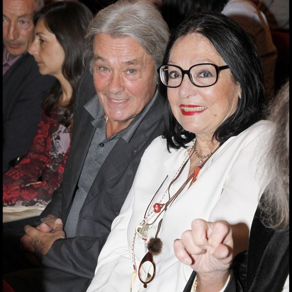"Je viens d'une famille très pauvre, et mon père était un joueur de cartes pathologique", a souligné l'intéressée.

Exclusif - Alain Delon et Nana Mouskouri - Hommage à Jean-Claude Brialy avec la projection privée du film "Anna" au théâtre des bouffes parisiens. (BERTRAND RINDOFF PETROFF / BESTIMAGE).
